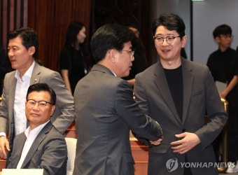 주진우 의원과 악수하는 송언석 비상대책위원장