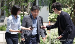 특검 출석하는 JB우리캐피탈 관계자