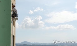 흰구름 벗삼아 고층빌딩 작업