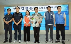 고용노동부 노조 지부장들과 기념 촬영하는 김영훈 고용노동부 장관