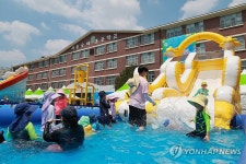 학교운동장이 워터파크로