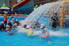 폭염 이겨내는 물놀이