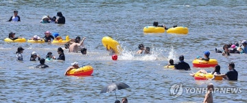 을왕리해수욕장 찾은 피서객들