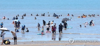 을왕리해수욕장 찾은 피서객들