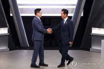 2차 토론회에서 악수하는 박찬대ㆍ정청래 후보