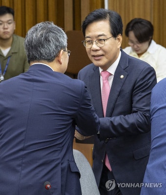 의원들과 악수하는 송언석 비대위원장