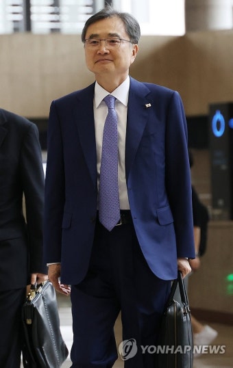 출국하는 조현 외교부 장관