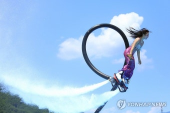 인제 여름 축제서 열린 플라이보드 공연