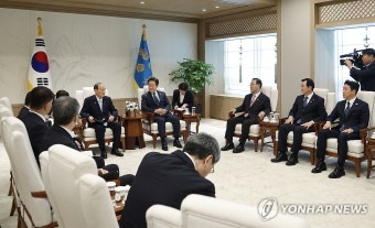 이재명 대통령, 스가 전 일본 총리 등 일한의원연맹 대표단 접견