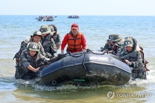 고무보트 옮기는 해병대 캠프 참가자