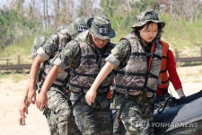 고무보트 든 해병대 캠프 참가자