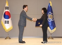 김 총리, 홍소영 병무청장에게 임명장 수여