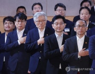 국기에 경례하는 최동석 인사혁신처장