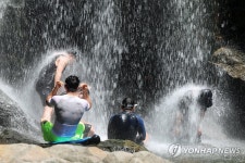 폭염 날리는 수락폭포
