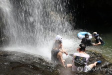 수락폭포 아래서 피서