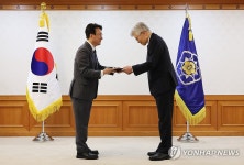 김 총리, 최동석 인사혁신처장에게 임명장 수여