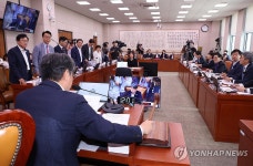 [속보] 방송3법 법사위 통과…국힘 반발에 與 주도 표결