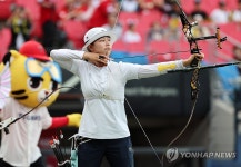 야구장에서 시위 당기는 임시현