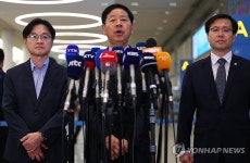 취재진 질문에 답하는 구윤철 부총리