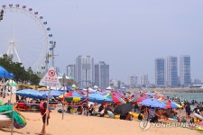 피서객들로 가득 찬 속초해변