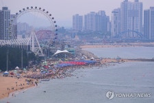 피서객으로 북적이는 속초해변