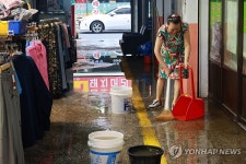 집중호우에 시장 안 물바다