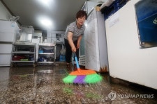 빗물 빼내는 무안 상인들