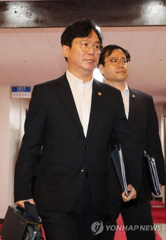 국무회의 참석하는 김영훈 장관