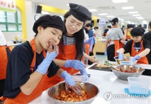 담근 김치 맛은?