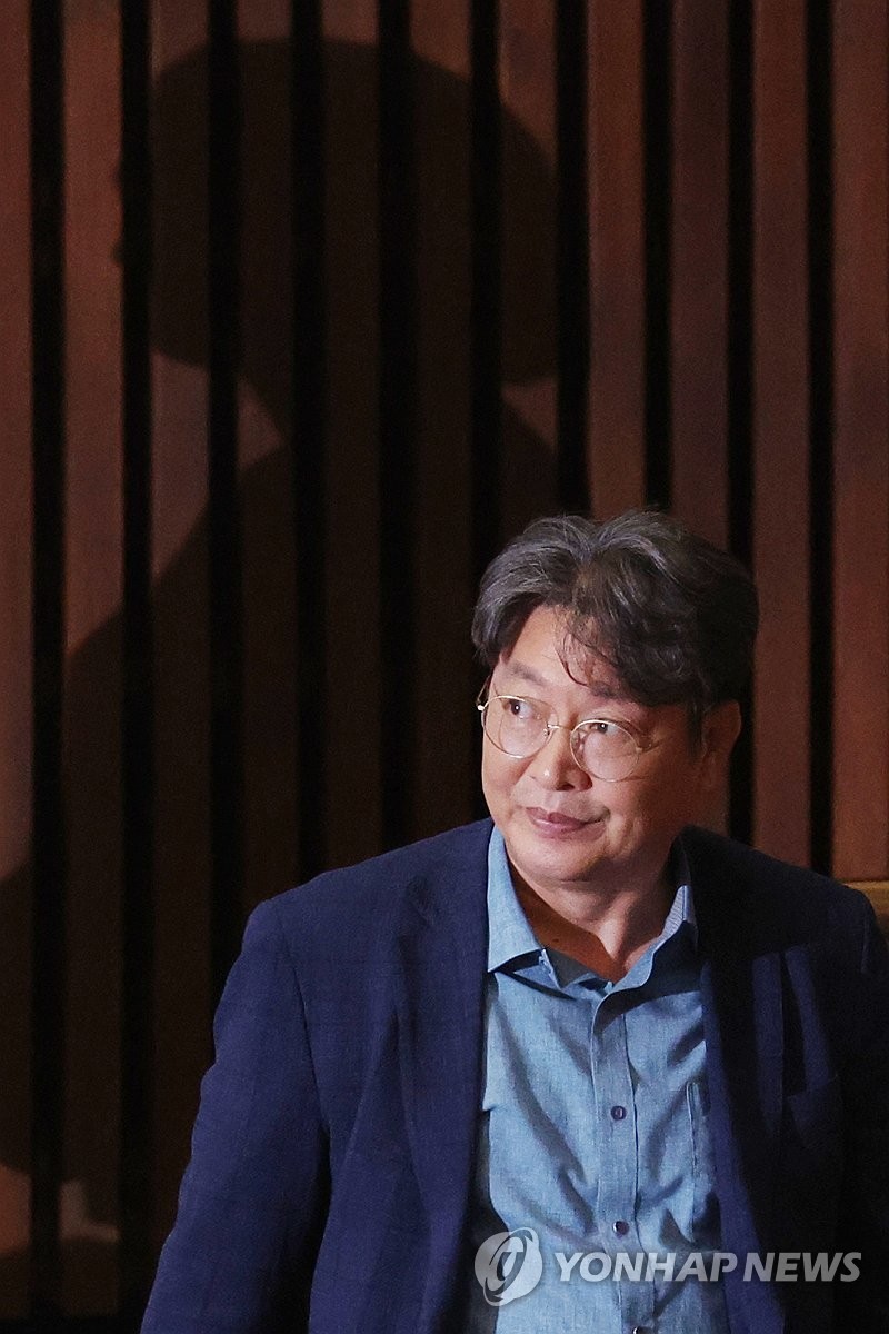 이춘석 의원과 보좌관, 주식 차명 거래 혐의 일부 인정하여 경찰 조사 받아
