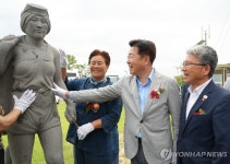 포항 구룡포에 제주해녀상 제막…광복 80주년 해양문화 교류