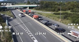 호남고속도로 금산사IC 인근서 차량 잇달아 부딪혀…3명 다쳐