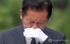 정청래, 봉하마을 盧묘역 참배하며 눈물…잘하겠다