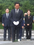 너럭바위 앞에서