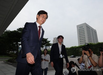 내란특검 사무실 들어서는 조경태 의원