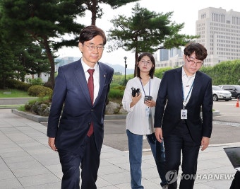 내란특검 사무실 들어서는 조경태 의원