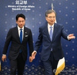 자리로 이동하는 조현 장관과 일본 농림수산대신