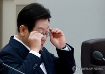 의안 심의 전 안경 바꿔 쓰는 이재명 대통령