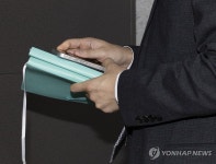 '주식 차명거래' 이춘석 의원실 폐지함에서 발견된 수첩