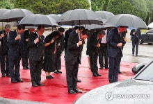 영현 전송하는 김민석 총리