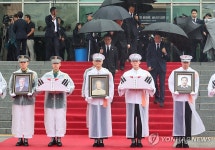 영현 전송하는 김민석 총리