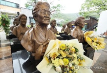 일본군 위안부 피해자 흉상 앞에 놓인 꽃