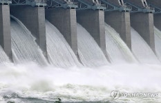 폭우에 수문 연 춘천댐