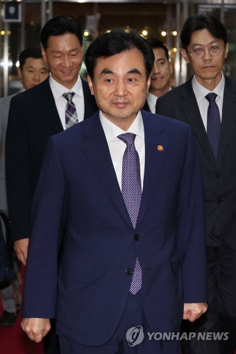 국회의장실 들어가는 안규백 국방장관
