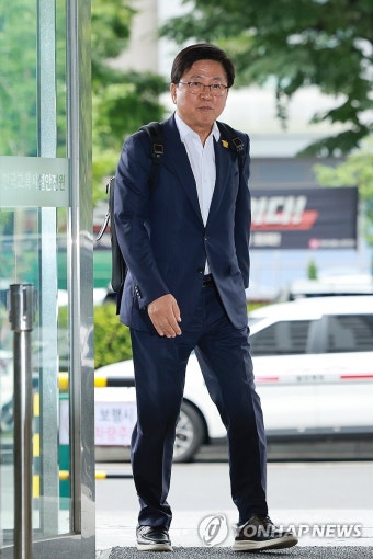 최교진 교육부 장관 후보자 인사청문회 준비 사무실로 첫 출근