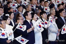 광복절 노래 제창하는 이재명 대통령 부부