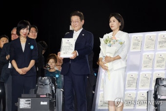 이재명 대통령, 국민 대표로부터 받은 '빛의 임명장'