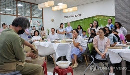 도자기 빚기 시연에 쏠린 시선