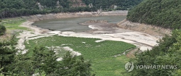 바닥 드러낸 오봉저수지…상수원 사용 가능일 25일