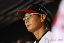 경기 지켜보는 염경엽 감독